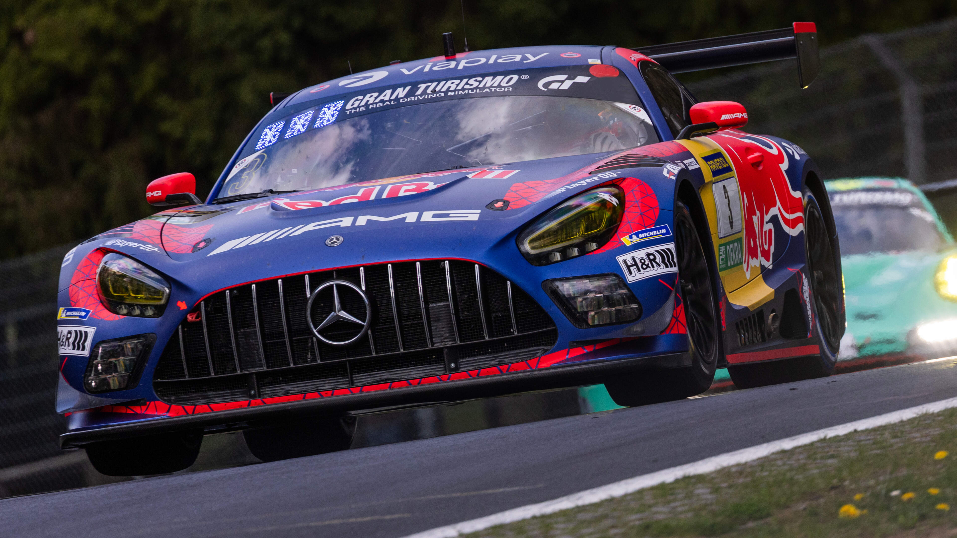 Max Verstappen racet opnieuw met mes tussen de tanden op Nordschleife, maar schade aan auto zet streep door goed resultaat